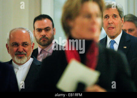 Vienna, Austria. 24 Novembre, 2014. Ministro degli Esteri iraniano Mohammad Javad Zarif(1st, L) e U.S. Il segretario di Stato John Kerry (1a, R) assistere ad una porta chiusa riunioni dei colloqui nucleare al Palais Coburg, sede dei colloqui nucleare a Vienna, Austria, nov. 24, 2014. Le parti coinvolte nel nucleare dell'Iran colloqui può prendere in considerazione l'estensione della negoziazione se il tempo non è sufficiente per una trattativa, il ministro degli Affari Esteri cinese Wang Yi detto qui il lunedì. Credito: Zhang ventola/Xinhua/Alamy Live News Foto Stock