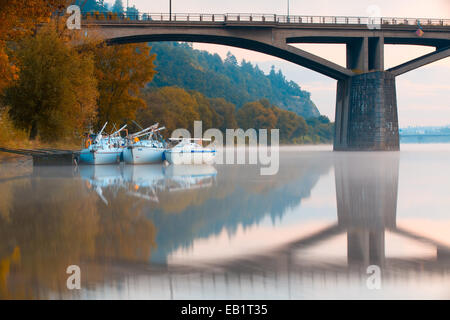 Praga, Repubblica Ceca - 19 Settembre 2010: tre barche nel porto sotto un ponte di Praga Foto Stock