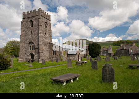 San Oswalds chiesa parrocchiale, Horton in Ribblesdale, con Penyghent in background. Yorkshire, Regno Unito. Foto Stock