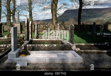 W.B YEATS GRAVE sotto le colline ai piedi del BEN BULBEN IN SAN COLUMBA LA CHIESA DI IRLANDA, DRUMCLIFF, nella contea di Sligo, Irlanda Foto Stock