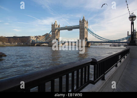 Il Tower Bridge, visto dalla banca del sud, più Londra Riverside, Central London, Regno Unito Foto Stock