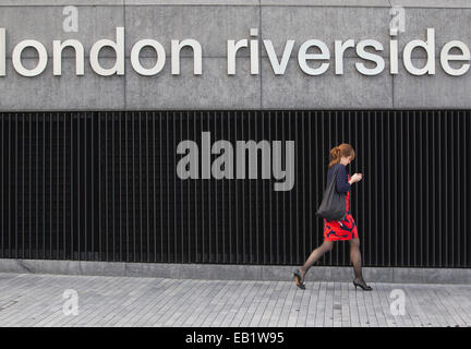 Più di Londra, sulla riva del fiume Tamigi Waterfront, South Bank di Londra, England, Regno Unito Foto Stock