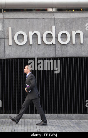 Più di Londra, sulla riva del fiume Tamigi Waterfront, South Bank di Londra, England, Regno Unito Foto Stock