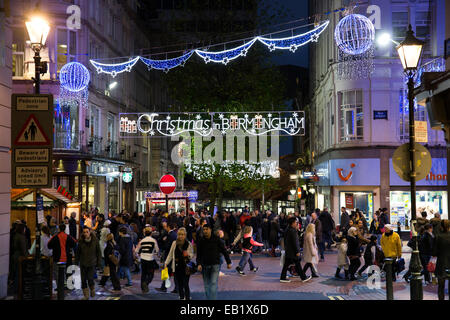 Birmingham tedesca di Francoforte il Mercato di Natale. Ora nel suo quattordicesimo anno.un sacco di persone sulla strada nuova 'Natale Birmingham' Foto Stock
