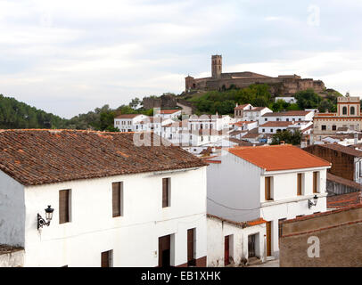 La torre e la moschea moresca, sopra il villaggio di Almonaster La Real, Sierra de Aracena, provincia di Huelva, Spagna Foto Stock