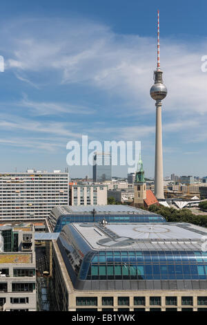 Vista aerea di Berlino con moderni edifici per uffici e la torre della televisione Foto Stock