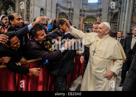 Il Vaticano. 24 Novembre, 2014. Papa Francesco saluta l'Indiano i pellegrini in piazza San Pietro prima dell inizio della cerimonia per nuovi santi Chavara Kuriakose Elias (1805-1871) e Suor Eufrasia Eluvathingal del Sacro Cuore (1877-1952) Credito: Davvero Facile Star/Alamy Live News Foto Stock