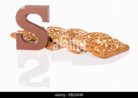 Lettera di cioccolato e biscotti dolci olandesi al 5 dicembre Sinterklaas party Foto Stock