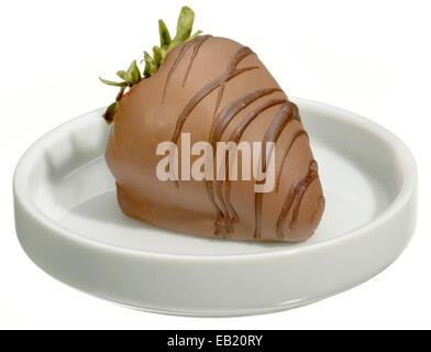 Fragole ricoperte di cioccolato su un piatto bianco Foto Stock