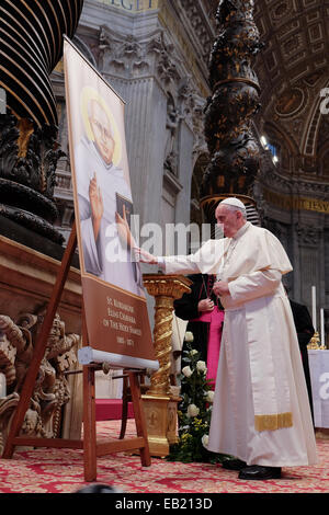 Il Vaticano. 24 Novembre, 2014. Papa Francesco saluta l'Indiano i pellegrini in piazza San Pietro prima dell inizio della cerimonia per nuovi santi Chavara Kuriakose Elias (1805-1871) e Suor Eufrasia Eluvathingal del Sacro Cuore (1877-1952) Credito: Davvero Facile Star/Alamy Live News Foto Stock