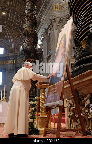 Il Vaticano. 24 Novembre, 2014. Papa Francesco saluta l'Indiano i pellegrini in piazza San Pietro prima dell inizio della cerimonia per nuovi santi Chavara Kuriakose Elias (1805-1871) e Suor Eufrasia Eluvathingal del Sacro Cuore (1877-1952) Credito: Davvero Facile Star/Alamy Live News Foto Stock