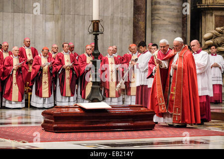 Il Vaticano. 24 Novembre, 2014. Papa Francesco benedice il compianto Cardinale Fiorenzo Angelini - 24 novembre 2014 Credit: Davvero Facile Star/Alamy Live News Foto Stock