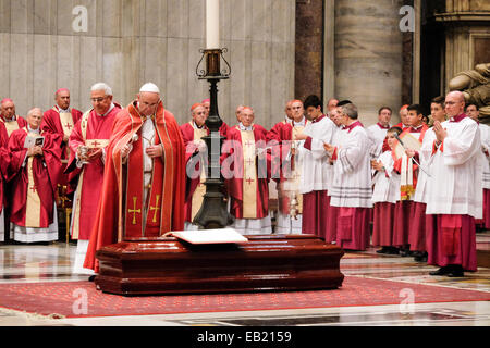 Il Vaticano. 24 Novembre, 2014. Papa Francesco benedice il compianto Cardinale Fiorenzo Angelini - 24 novembre 2014 Credit: Davvero Facile Star/Alamy Live News Foto Stock