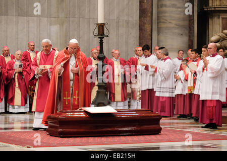 Il Vaticano. 24 Novembre, 2014. Papa Francesco benedice il compianto Cardinale Fiorenzo Angelini - 24 novembre 2014 Credit: Davvero Facile Star/Alamy Live News Foto Stock