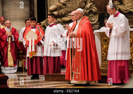 Il Vaticano. 24 Novembre, 2014. Papa Francesco benedice il compianto Cardinale Fiorenzo Angelini - 24 novembre 2014 Credit: Davvero Facile Star/Alamy Live News Foto Stock