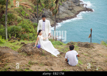 Un appena sposata coppia cinese avente le foto scattate a Phuket, Tailandia Foto Stock