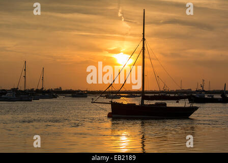 Tramonto sul fiume Deben con ormeggiate barche a vela al traghetto Bawdsey Suffolk Foto Stock