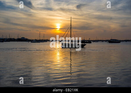 Tramonto sul fiume Deben con ormeggiate barche a vela al traghetto Bawdsey Suffolk Foto Stock