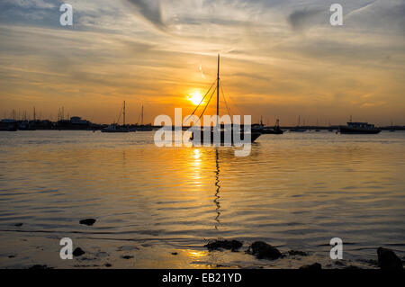 Tramonto sul fiume Deben con ormeggiate barche a vela al traghetto Bawdsey Suffolk Foto Stock