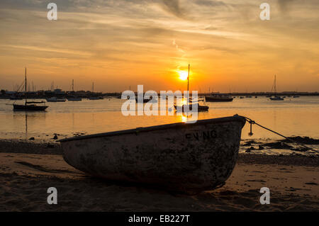 Tramonto sul fiume Deben con ormeggiate barche a vela al traghetto Bawdsey Suffolk Foto Stock