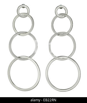 orecchini a cerchio d'argento a penzolamento lungo fotografati su sfondo bianco Foto Stock