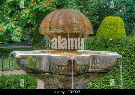 Ceca fontana commemorativa in Jephson Gardens, giardini formali in Royal Leamington Spa Warwickshire, Inghilterra, Regno Unito Foto Stock