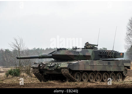 Polands decimo corazzato brigata di cavalleria su esercizio Black Eagle con vi leopard 2A4 cisterne sulla zagan area formazione. La Polonia. Foto Stock