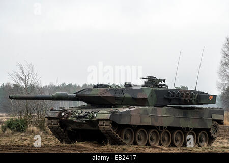 Polands decimo corazzato brigata di cavalleria su esercizio Black Eagle con vi leopard 2A4 cisterne sulla zagan area formazione. La Polonia. Foto Stock