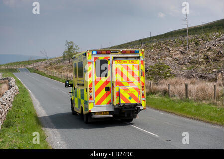 Ambulanza sulla strada rurale di andare in caso di emergenza, il Yorkshire, Regno Unito Foto Stock