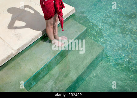 Una donna si erge sul gradino più alto della piscina all'Hix Island House in Vieques, Puerto Rico Foto Stock