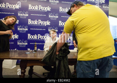 Austin, Texas, Stati Uniti d'America. Xv Nov, 2014. Stephen King si ammira il tatuaggio di uno dei suoi fan a booksigning di Austin, TX per il suo nuovo libro, Revival. © Rustin Gudim/ZUMA filo/Alamy Live News Foto Stock