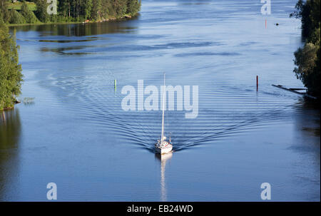 Vista aerea di una barca a vela isolata che guida a motore sul fiume interno , Leppävirta , Finlandia Foto Stock