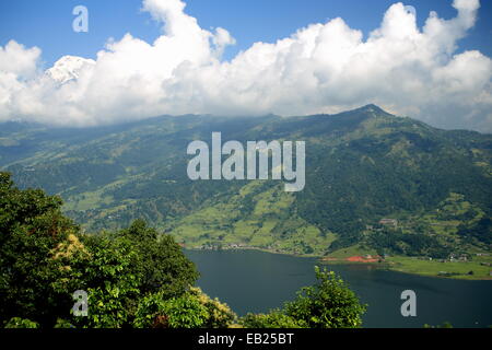 La 4.43 km2-784 ms.alta Phewa tal-lago e l'Annapurna Sud con picco di Pokhara città visto da Ananda Hill-Shanti stupa. Il Nepal Foto Stock