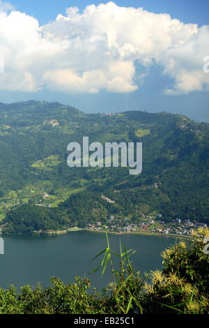 Vista dalla collina di Ananda e Shanti Stupa-World Pagoda della Pace a 4.43 km2 Phewa tal-lago e la gamma Annapurnas (mt.Annapurna Foto Stock