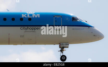 KLM Cityhopper Embraer 190ER, atterrando all'Aeroporto Internazionale di Manchester. Foto Stock