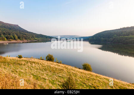 Guardando verso sud attraverso Ladybower serbatoio verso la diga, Derbyshire, Parco Nazionale di Peak District, England, Regno Unito Foto Stock