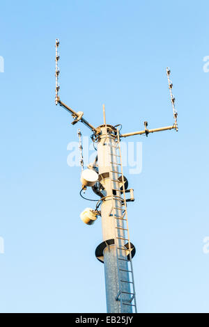 Parte superiore di una struttura autoportante telecommunications mast, Nottinghamshire, England, Regno Unito Foto Stock