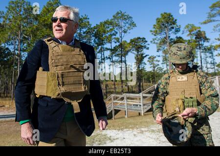 Il Segretario alla difesa degli Stati Uniti Chuck Hagel dons equipaggiamento protettivo personale di osservare la formazione di armi dal terreno di combattimento integrato elemento Task Force Novembre 18, 2014 in Camp Lejeune, N.C. Il Segretario della Difesa Chuck Hagel ha annunciato le sue dimissioni il 24 novembre 2014. Foto Stock