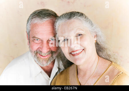 Ritratto di bella coppia senior nei loro anni sessanta, ancora profondamente nell'amore. Foto Stock