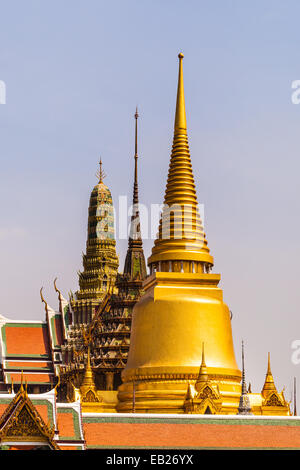 Dettagli del tetto in Wat Phra Kaew tempio di Bangkok, Tailandia Foto Stock