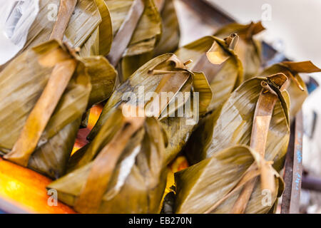 Tradizionale tailandese riso appiccicoso gnocco in vendita in un mercato di strada a Bangkok Foto Stock