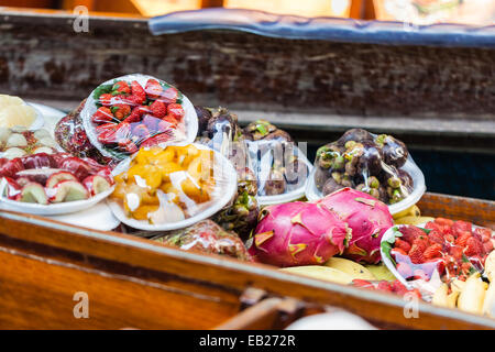 Venditori ambulanti vendono frutta e verdura nel tradizionale mercato galleggiante di Damnoen Saduak vicino a Bangkok, in Thailandia Foto Stock