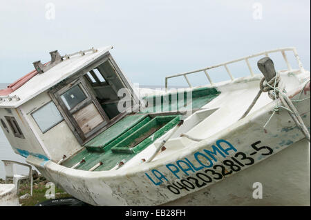 Primo piano della barca da pesca messicana che si trova sul suo lato a Campeche, Messico. Foto Stock