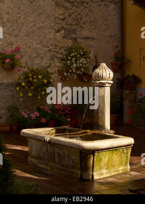 Acqua pubblica fontana, Entracque, Italia Foto Stock