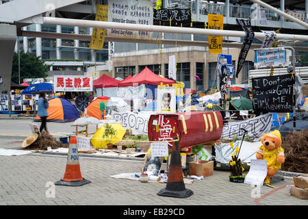 Hong Kong, Hong Kong - 11 Novembre 2014: ombrellone Rivoluzione, Hong Kong. La simulazione di una bara con una foto del Chief Executive CY Foto Stock