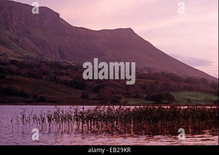 Luce della Sera SUL LAGO GLENCAR CON LUGNAGALL HILL, nella contea di Sligo, Irlanda. Come indicato dal poeta, drammaturgo e vincitore del premio Nobel della letteratura, William Butler Yeats in 'il furto del bambino". Foto Stock