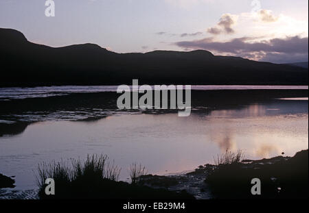 Luce della Sera SUL LAGO GLENCAR CON LUGNAGALL HILL, nella contea di Sligo, Irlanda. Come indicato dal poeta, drammaturgo e vincitore del premio Nobel della letteratura, William Butler Yeats in 'il furto del bambino" Foto Stock