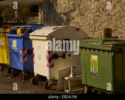 Cassonetti per il riciclaggio, Entracque, Italia Foto Stock