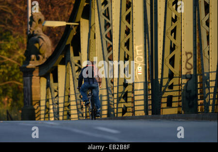 Potsdam, Germania. 24 Novembre, 2014. Un ciclista sullo storico ponte Glinicker a Potsdam, Germania, 24 novembre 2014. Il ponte, costruito da 1904-1907, sarà chiusa al traffico per la prima volta dopo la caduta del muro di Berlino nel novembre 1989 da Giovedì 27 Novembre 2014 a lunedì 01 dicembre 2014 per le riprese di un film da regista americano Steven Spielberg. Il ponte è una guerra fredda simbolo; il confine tra Berlino Ovest e la zona sovietica bisecato la struttura. Foto: RALF HIRSCHBERGER/dpa/Alamy Live News Foto Stock