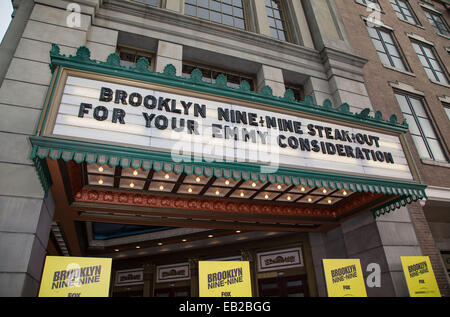 Celebrità frequentare Brooklyn Nine-Nine steak-OUT block party presso gli Universal Studios Backlot in città universale. Dotato di: atmosfera dove: Los Angeles, California, Stati Uniti quando: 22 Maggio 2014 Foto Stock